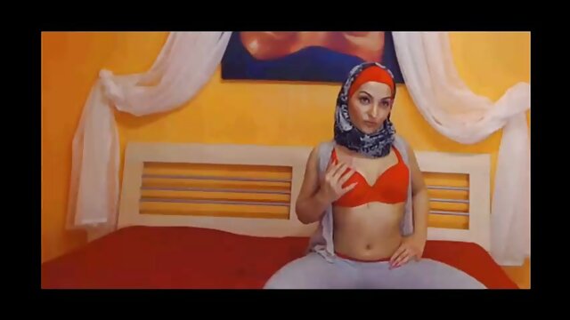 Jeune mignonne écarte les jambes pour un temps de cinema retro porn labour hardcore