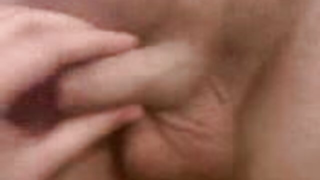 Lad se met en colère et trouve porno classice sa mère et sa petite amie en train de jouer