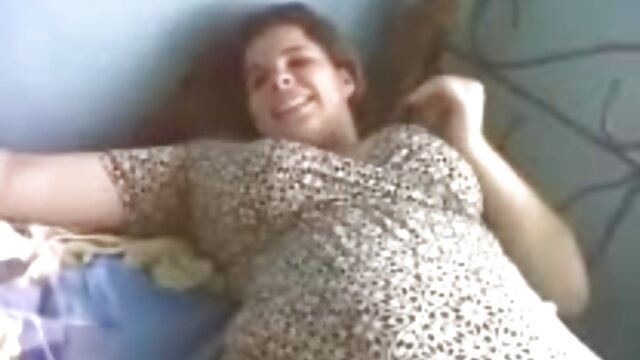 Les lesbiennes Lana Seymour et Ariadna dans un défilé de mode de SapphiX porno cllasic