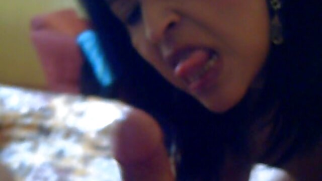 Cum Starved Maggie Green accueille la bite dure classique porno italien de son mari!
