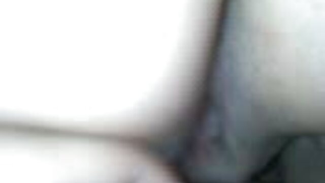 GirlfriendsFilms MILF Dana DeArmond allume une ado aux gros seins porno mom classique de Lez!
