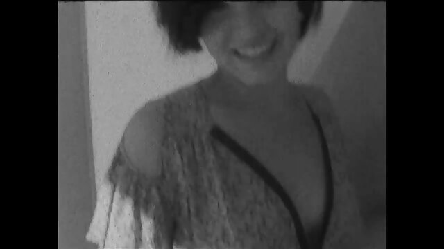 JOI de Lady Sonia retro porno free pendant qu'elle baise un gode