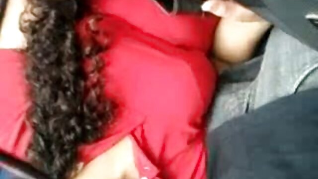Une milf apprend à sa belle-fille rousse comment classic prno sucer une bite