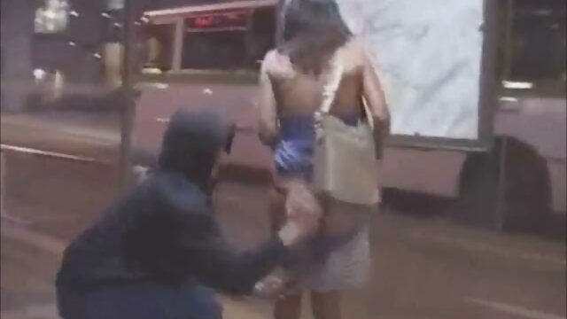 Un homme qui collecte des dons se classique film porno fait baiser par 2 femmes