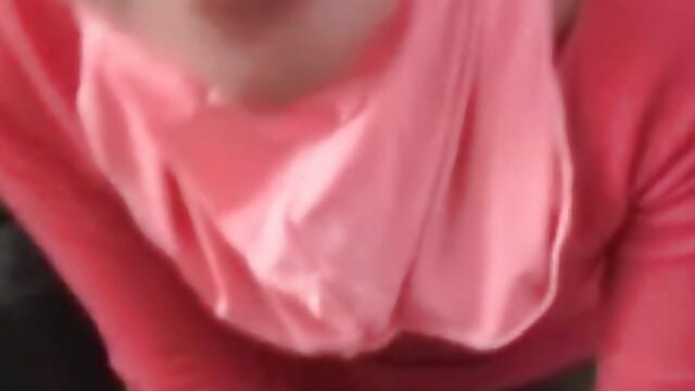 Maîtresse utilise une branlette rude pour traire la bite de film porno classic italien son esclave