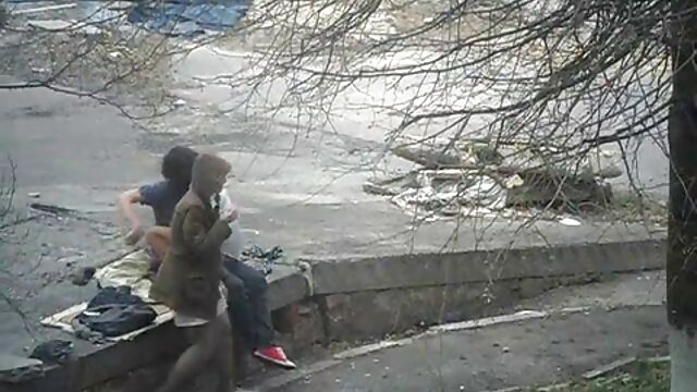 Une ado enfonce sex classique français un gros gode dans sa chatte serrée